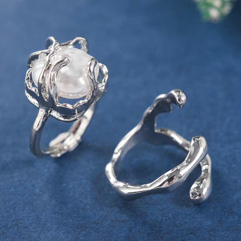 Cincin Model Terbuka Desain Bulan Sabit Aksen Mutiara Warna Silver Gaya Vintage Untuk Wanita