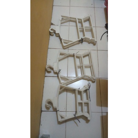hanger baju setelan bekas atau seken toko