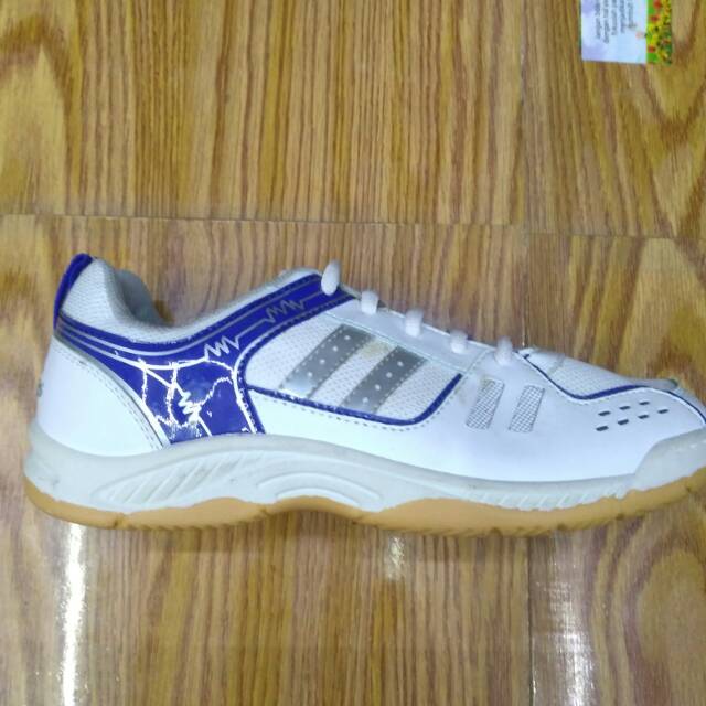 Sepatu olahraga putih dallas.