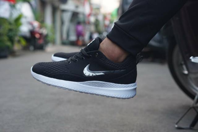 Nike Free Running Zoom Cowok, Bonus Kaos Kaki