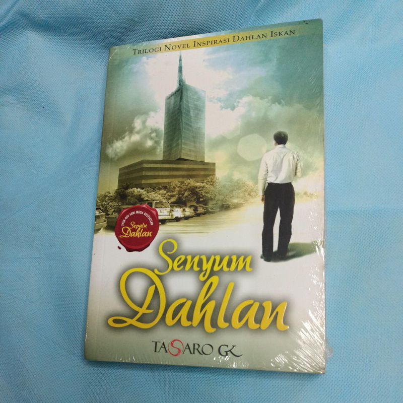 BUKU NOVEL SENYUM DAHLAN - Tasaro gk