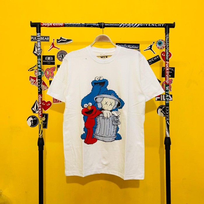 Kaos KAWS x Uniqlo