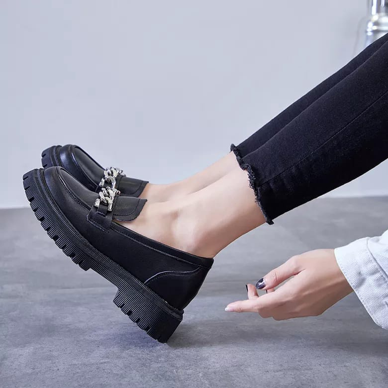 7.7 SEPATU LOAFERS DOCMART WANITA FASHION RANTAI SILVER BLACK DOF SR 01