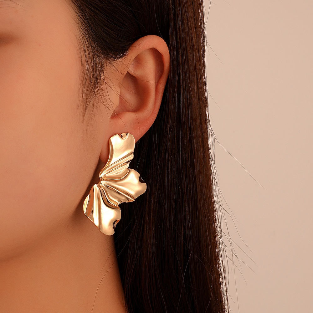 Anting Bentuk Daun Maple Warna Emas Matte Gaya Retro Untuk Wanita
