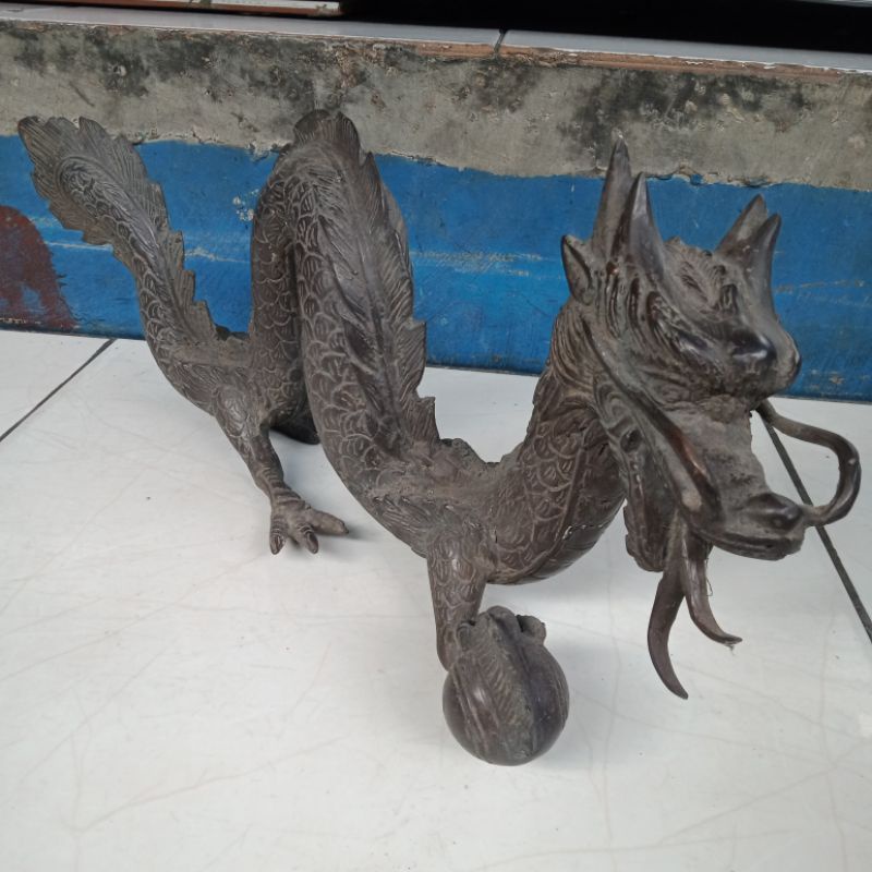 patung naga bola api hitam besar antik
