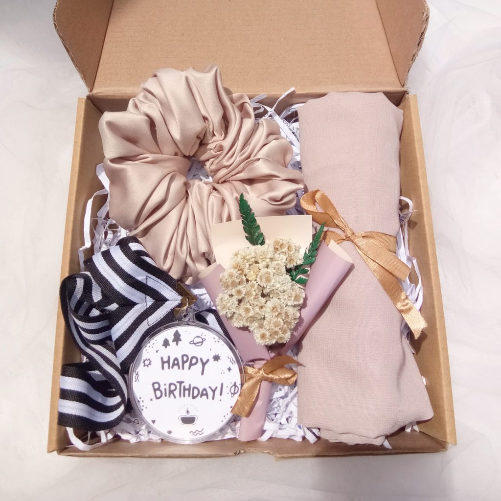 

Kado Wisuda Ulang Tahun Gift Box Hampers Paket Hijab Scrunchie Medali