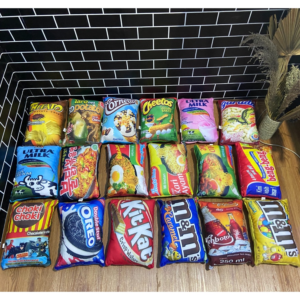 Bantal karakter snack makanan ringan ukuran 40cmx30cm taro mie instan mie goreng chitatos/boneka mak