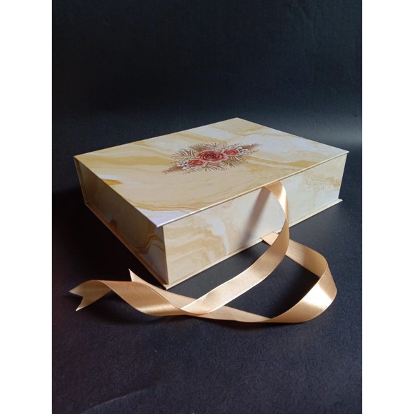 

Kotak Kado uk. 32 x 25 x 8 cm