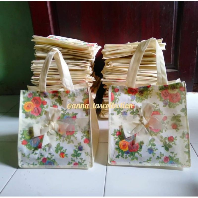 

Tas spunbond sablon/Box Nasi/Box Kue 20/22 min 50 pcs (TasJahit Bukan Press)