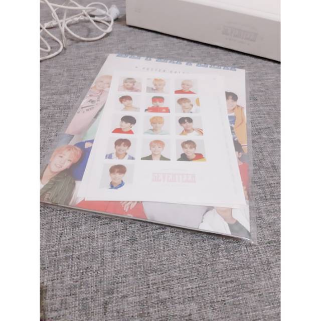 

Seventeen 2018 Official SG Calendar + Sticker