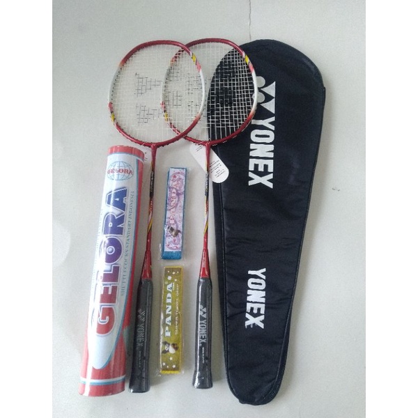 Raket badminton Yonex satu pasang.  Satu tas.  dua grip &amp; kok