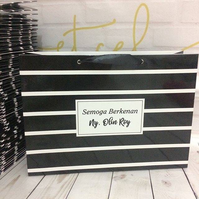 

Paperbag premium P35 x L10 x T 25cm finishing laminating glossy bahan artcarton 260 gsm