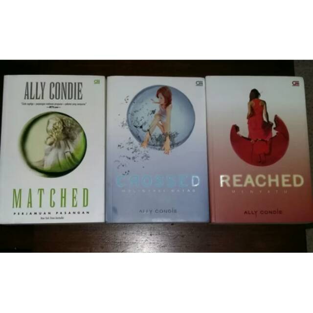Matched , Crossed dan Reached  by Ally Condie  Novel Trilogi