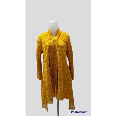 kebaya brokat kuning emas