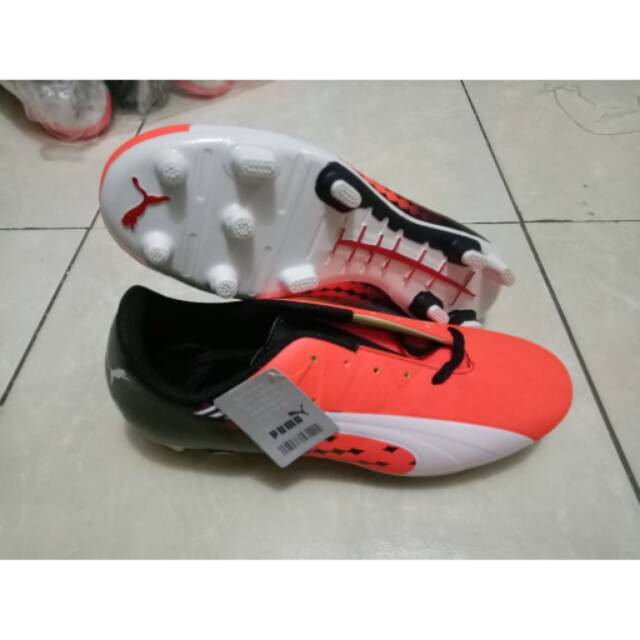 Sepatu bola puma