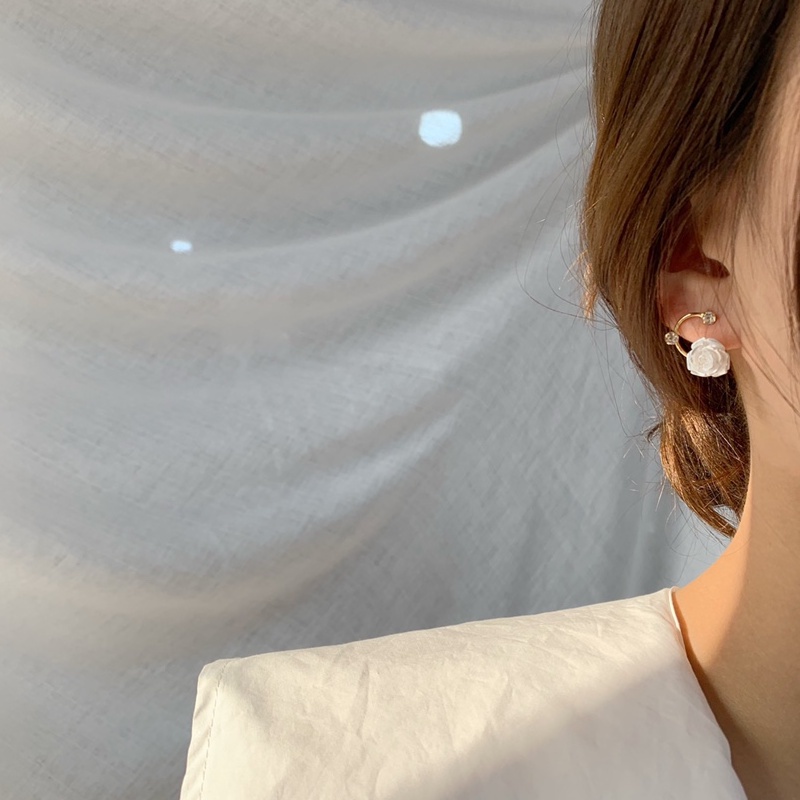 Anting Kamelia Putih Berlian Berkilau Berbentuk C Lady Temperamen Manis Korea