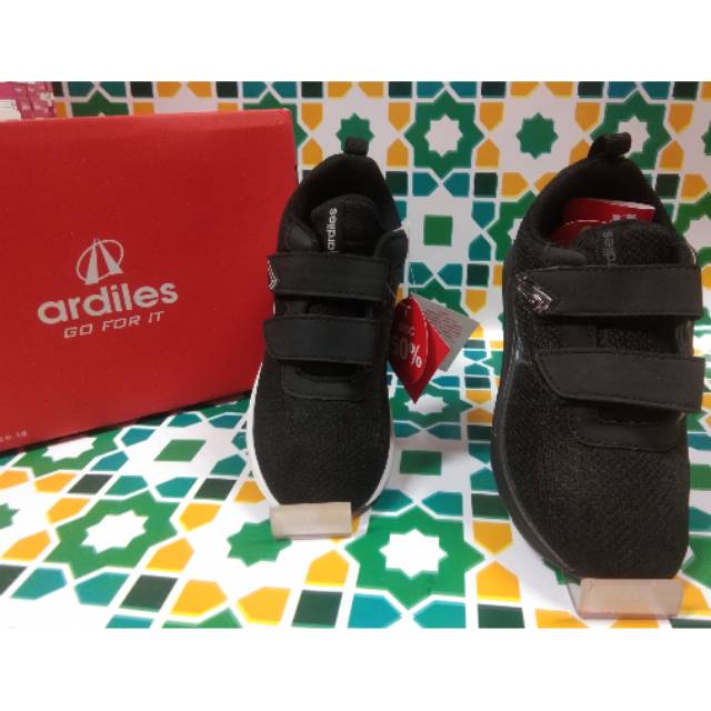Sepatu sekolah anak ardiles