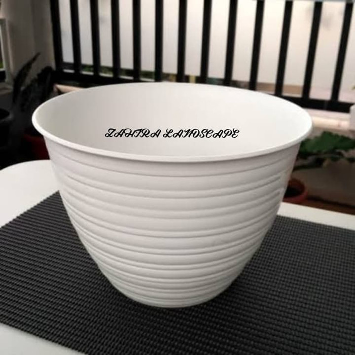 Pot Tawon Putih Diameter 18