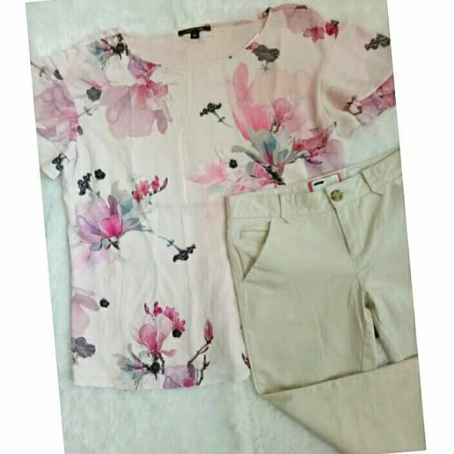 Blouse pink cantik
Comma