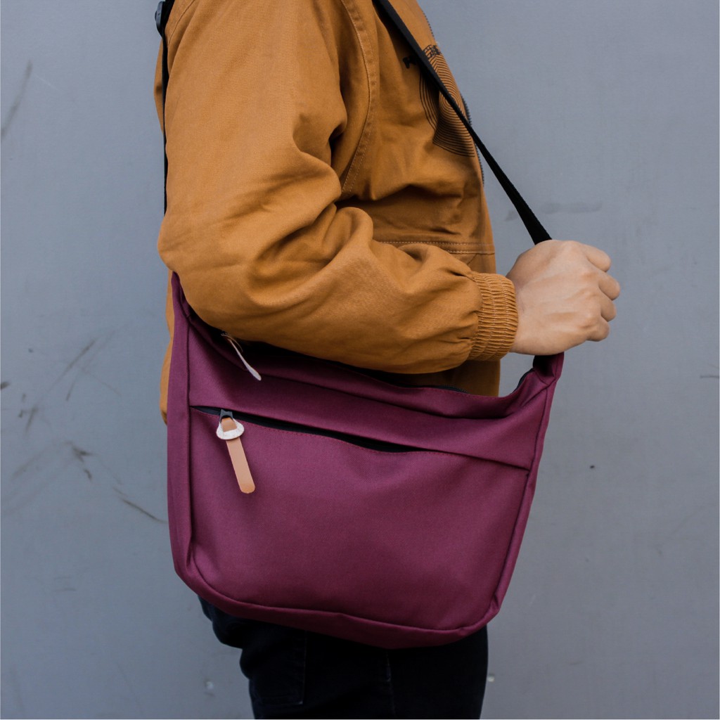 MAROON SLING BAG UNTUK PRIA WANITA BERBAHAN PREMIUM MAROON SLING BAG UNTUK PRIA WANITA BERBAHAN PREMIUM