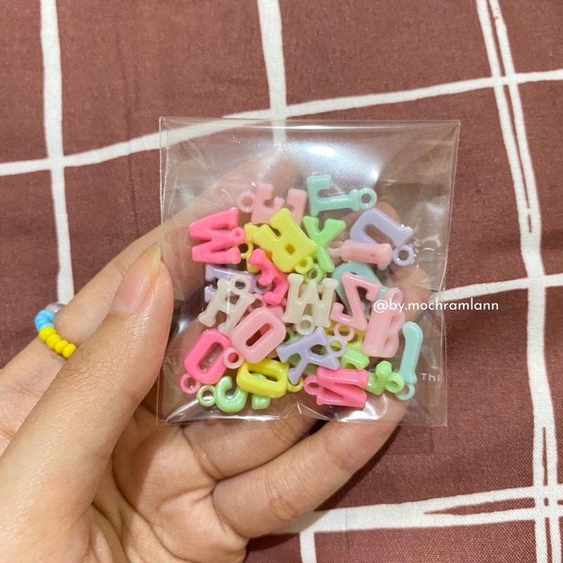 [RANDOM TANPA HURUF A] 15gr mote huruf gantung pastel