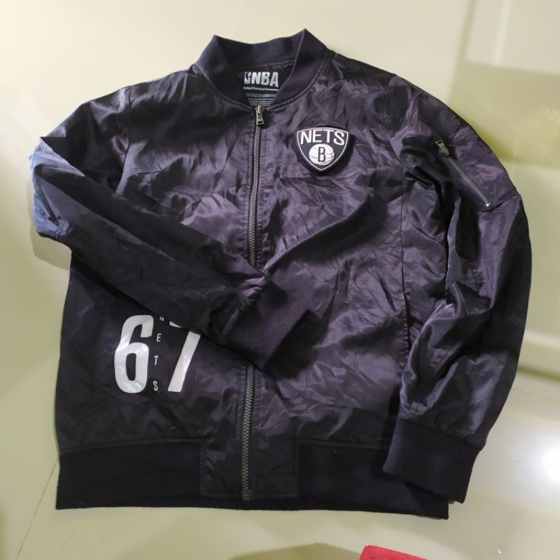 jaket NBA PRILOVED ORIGINAL parasut tebal hitam pekat size S LD 110 -PANJANG67