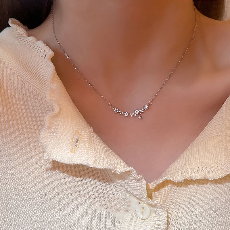 Kalung Rantai Liontin Bunga Bahan Alloy Lapis Silver Hias Berlian Imitasi Untuk Wanita