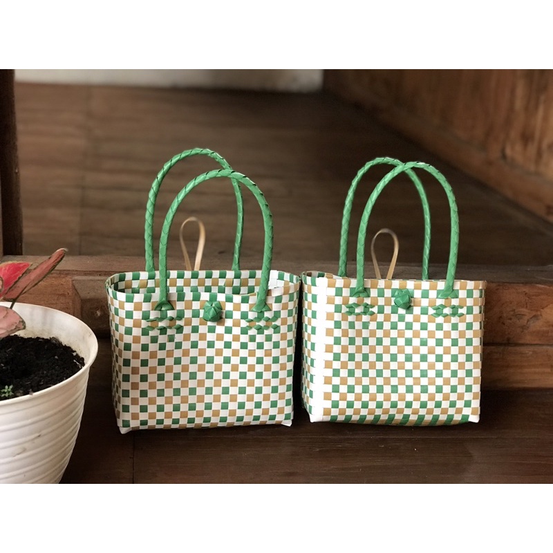 Tas Anyaman Wanita Bahan Kaca Unyil Hampers , Hantaran dan Tas Oleh oleh / Tas Anyaman Ukuran 20 x 1