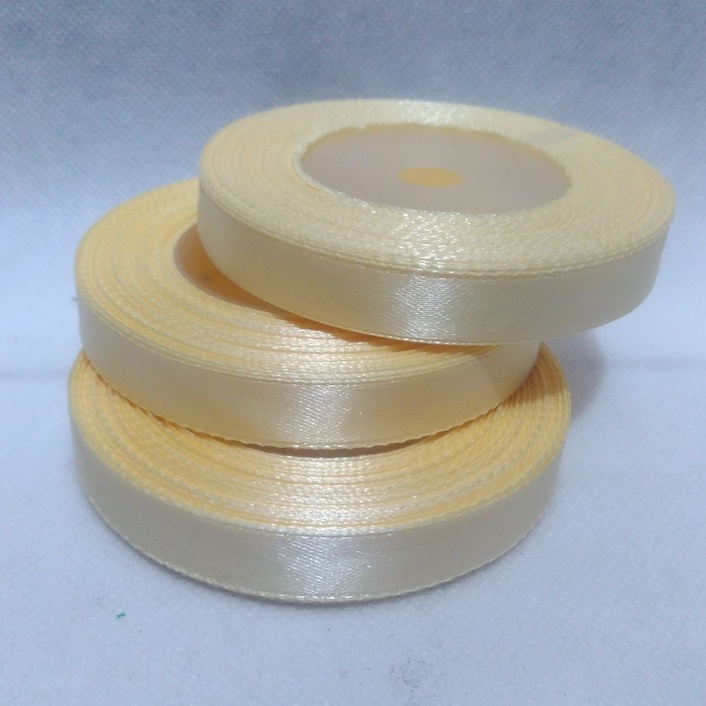 

Pita Satin Cream Ukuran 1/2inch / 1cm Per Roll