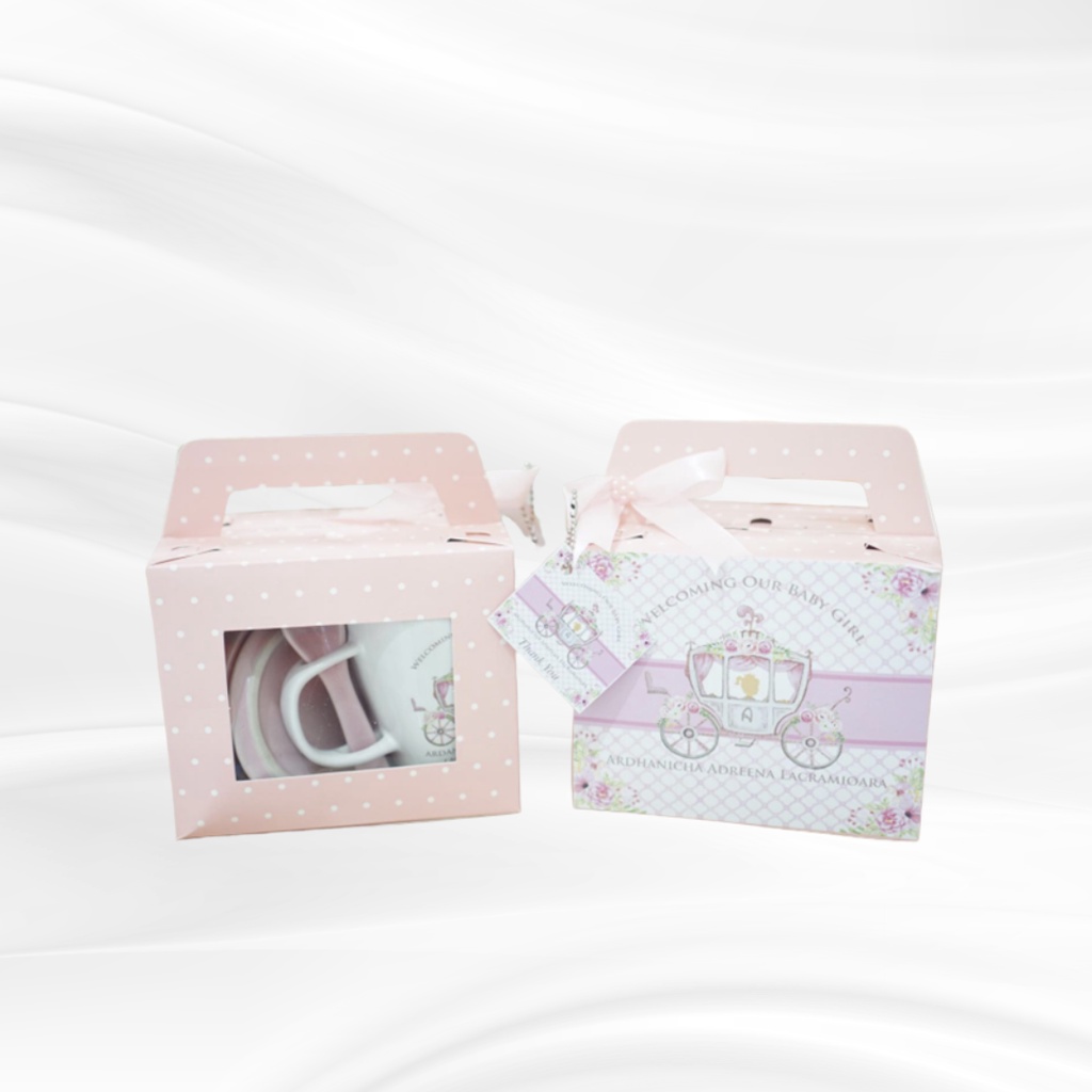 

Mug Handuk Softbox Pink/Blue | Souvenir Manyuek One Month | Hampers Lahiran Premium | Custom Souvenir Bisa Custom Nama Anak | Souvenir Custom Foto Anak | Souvenir Custom Nama Teman | Souvenir Birthday | Hampers Birthday | Hampers One Month Celebration