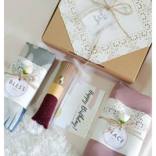 

HAMPERS JILBAB / GIFT BOX / KADO ULANG TAHUN L.N.M LIGHT PACKAGE