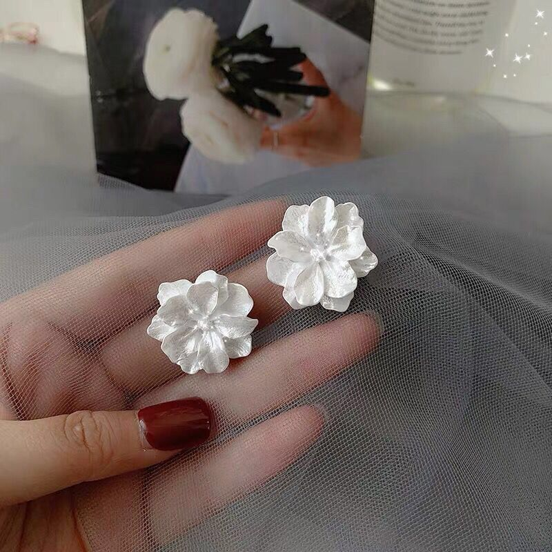 Anting S925 Bentuk Bunga Mawar Putih Bahan resin Warna Ungu Gaya Korea Untuk Wanita