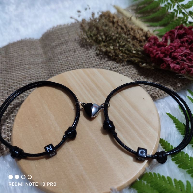 Gelang magnet love inisial dadu