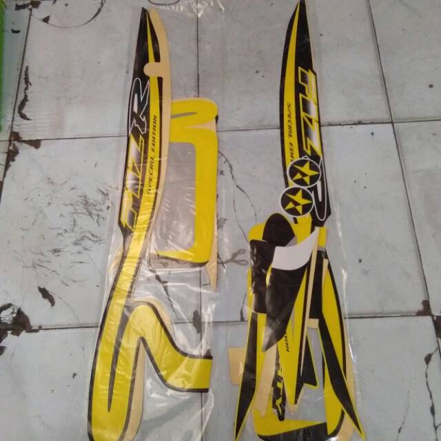 Striping sticker lis motor yamaha fiz r caltex warna hitam kuning