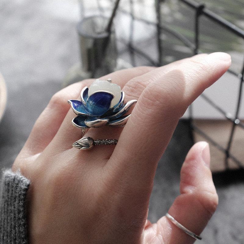 Cincin Adjustable Desain Lotus Biru Bahan Tembaga Warna Silver Untuk Wanita