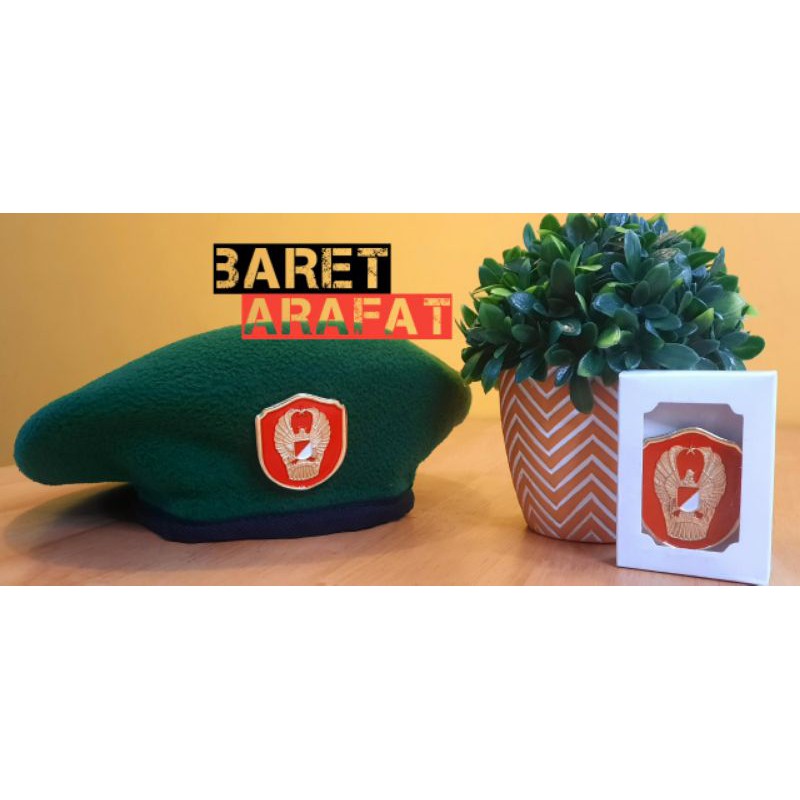 Topi Baret Camel hijau dan emblem Ekapaksi