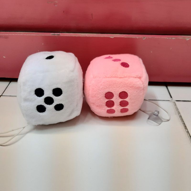 Boneka gantungan Dadu