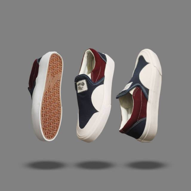 SLIP ON NAVY RED LOSING GRIP