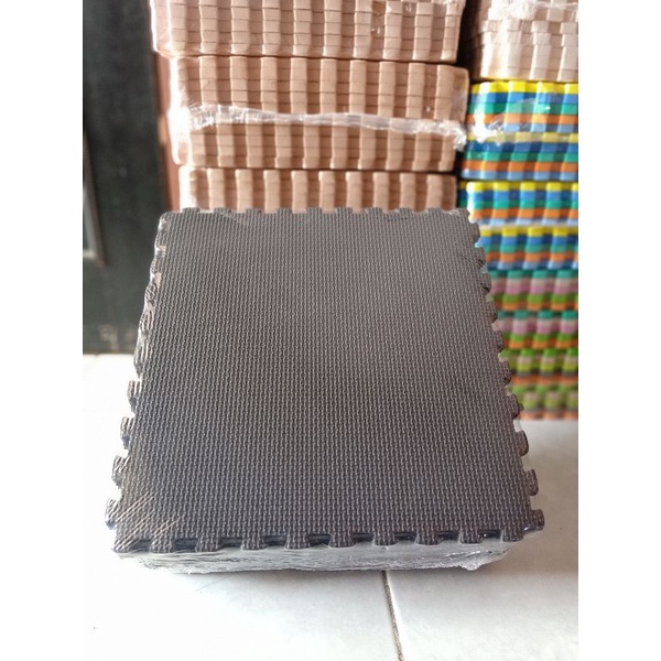 Karpet Puzzle Evamart Warna Hitam Polos 30x30x1 cm
