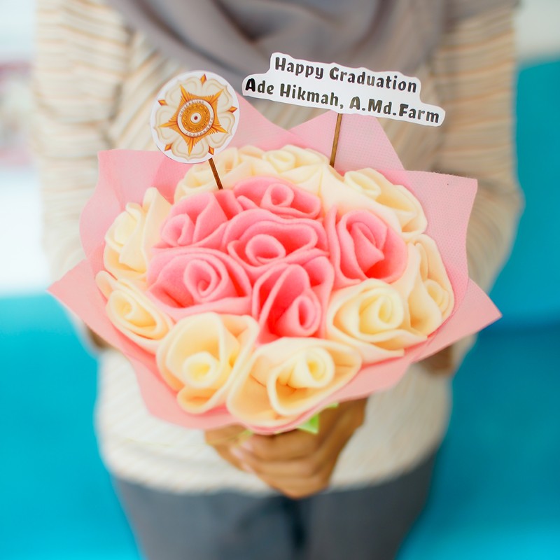 Buket Bunga Flanel Kado Wisuda Nama Dan Logo By Request 15cm Shopee Indonesia