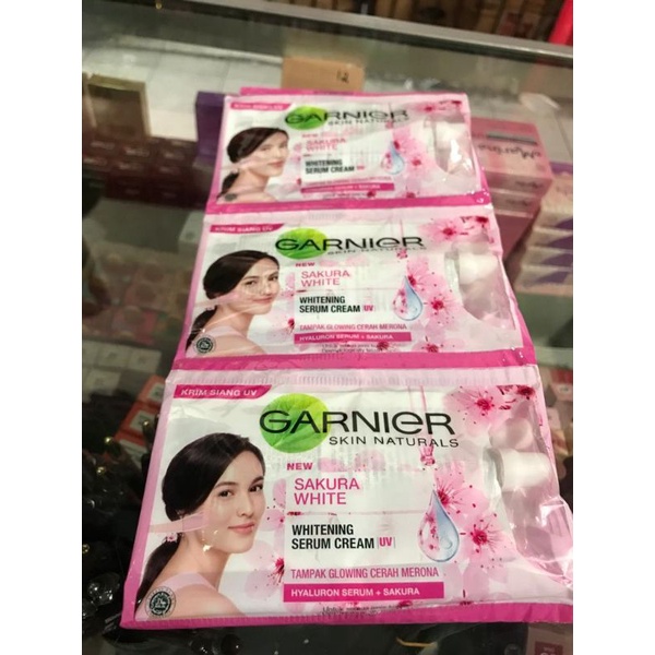 Garnier sakura white krim siang sachet  isi12 pcs