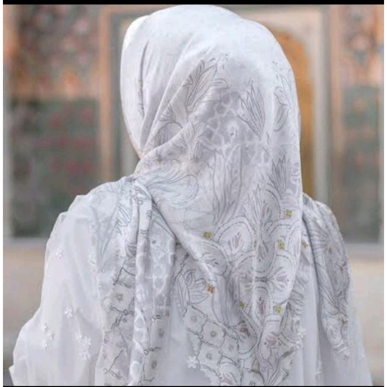 Preloved Buttonscarves maharani series white