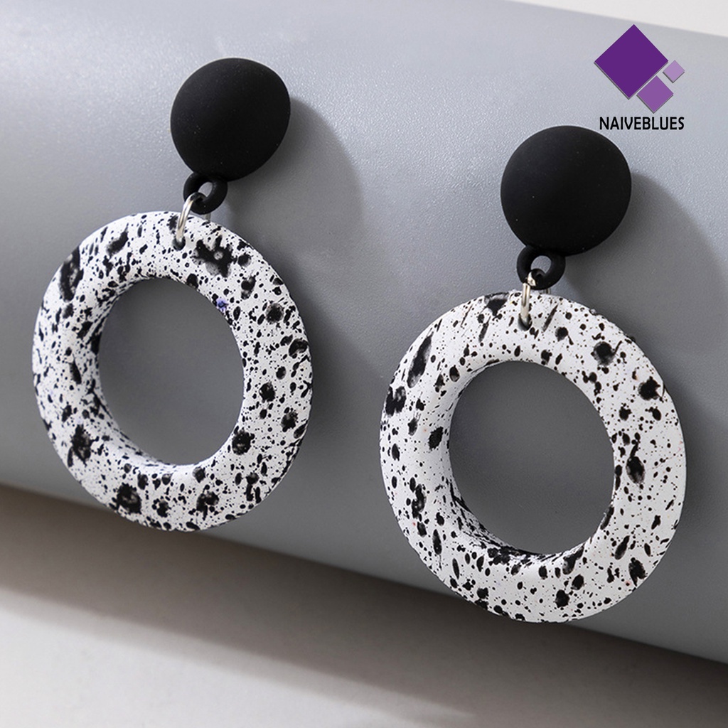 Anting Stud Model Gantung Bentuk Bulat Warna Hitam Putih Untuk Aksesoris