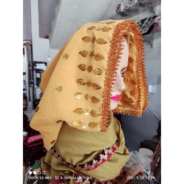 Tuguk maduaro mantor tutup kepala pengantin wanita lampung