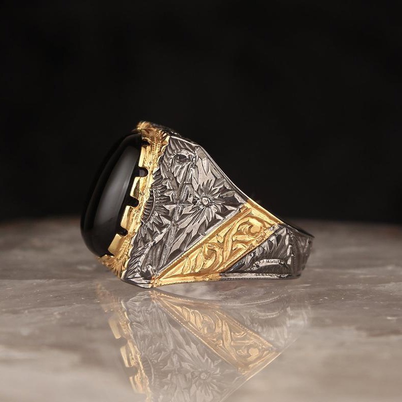 Cincin Bahan Titanium Steel Warna Silver / Gold Hias Kristal Gaya Vintage / Punk Untuk Pria