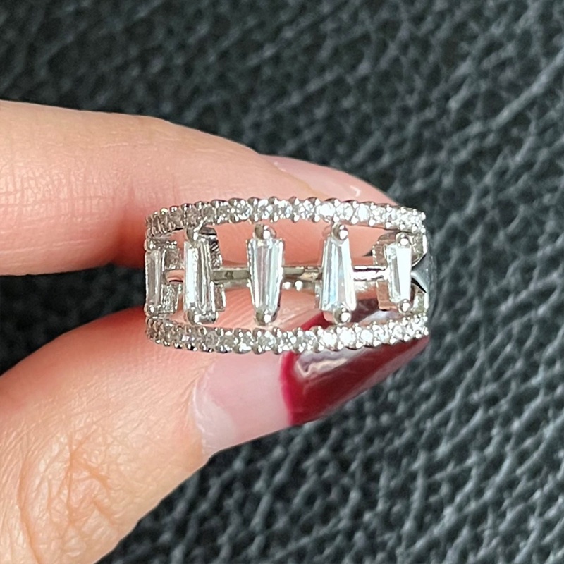 Cincin Wanita Model Hollow Geometris Bahan Cubic Zirconia Warna Putih Untuk Pesta