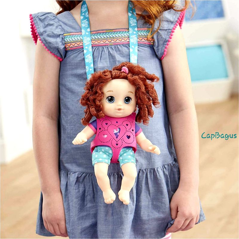 Boneka Baby Alive Little Zoe Carry and Go Auburn Red Curly Hair Boneka Bayi Perempuan Balita dengan 