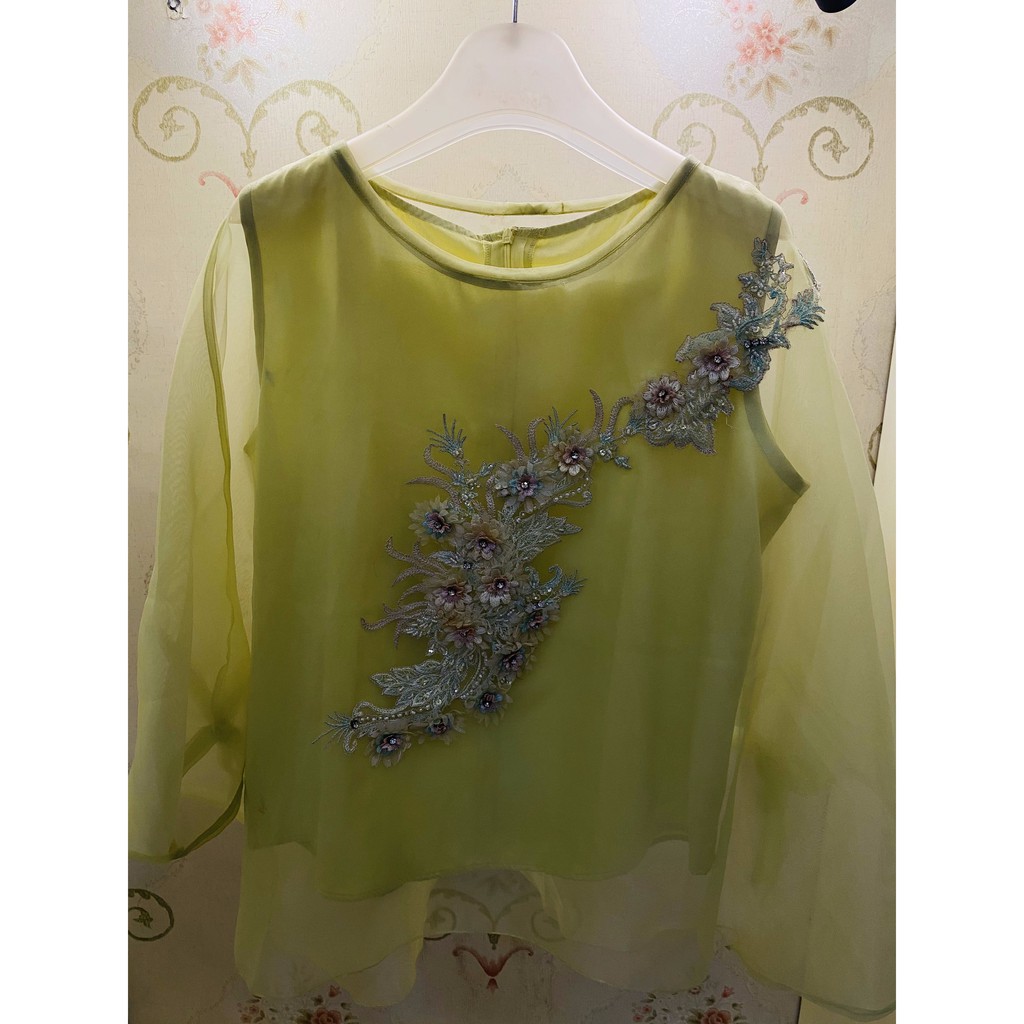 Kebaya Modern Organza Sutra Tempel Brokat 3D dan Payet
