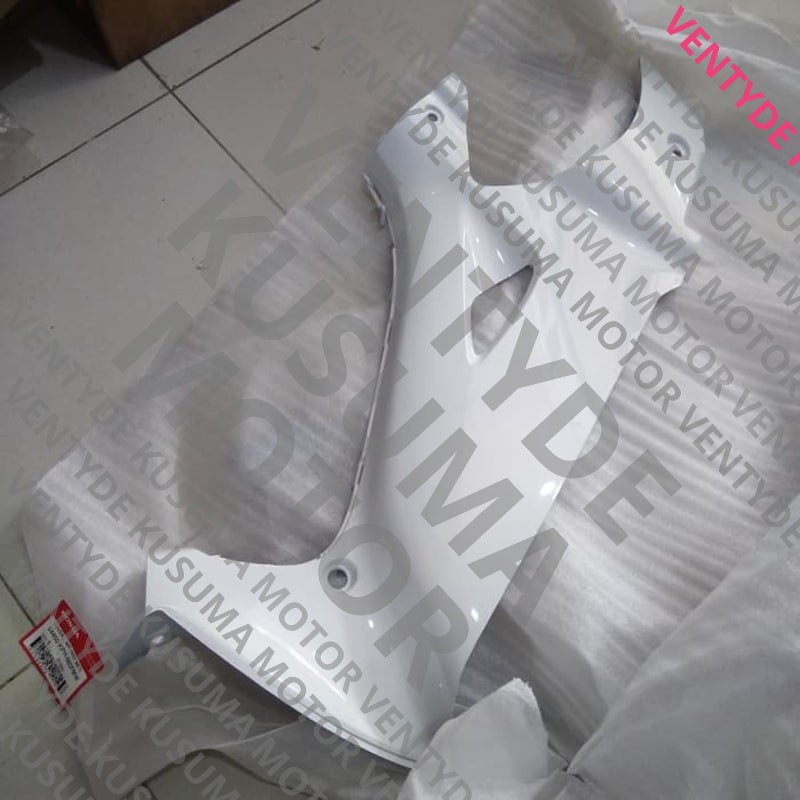 (100% TOP) cover m/p kiri karisma putih. 64450-KPH-880FMW Elegan bos