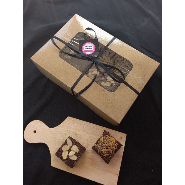 

Fudgy Brownies Sekat Panggang Murah Lebay Ukuran 25x15cm